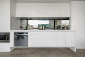 Stylish 2BR Top-Level Unit with Lift near Bondi Beach